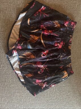 Lululemon Low-rise Hottie Hot Shorts - Size 6